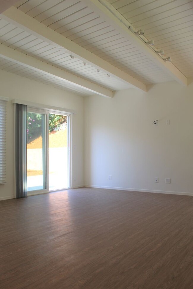 Building Photo - Completely Remodeled Central Ventura Home!