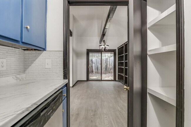 Building Photo - Light-Filled Mid-Century Vibes: 2BR/2BA w/...