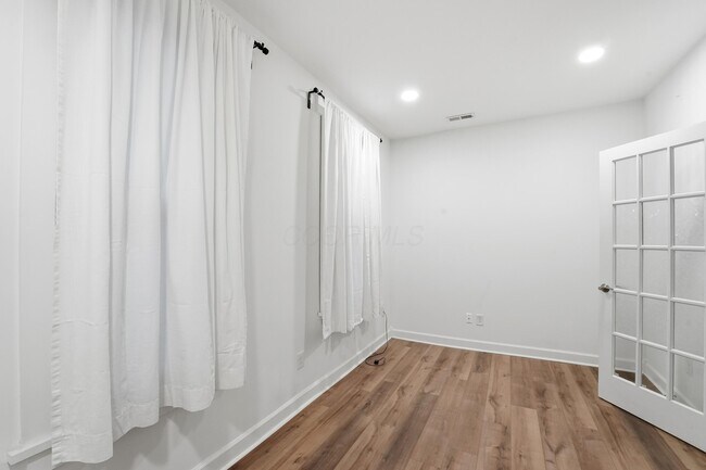 Building Photo - 905 McAllister Ave