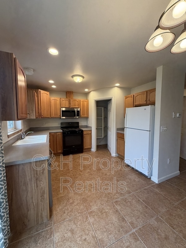 Building Photo - 406 1st St SE