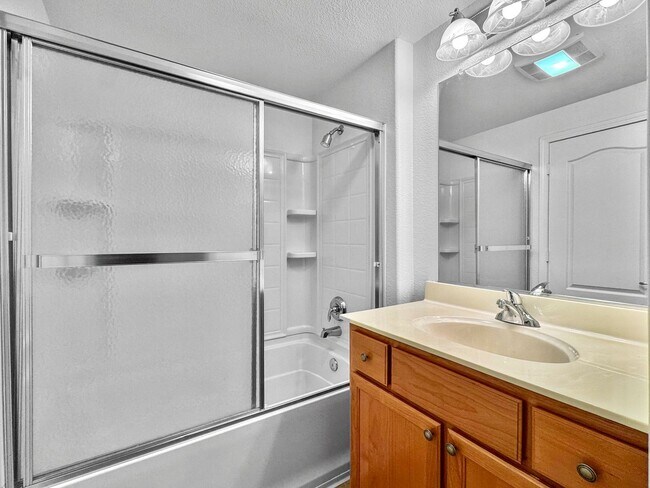 Building Photo - Updated 2BR/2BA Condo with Garage in Prime...