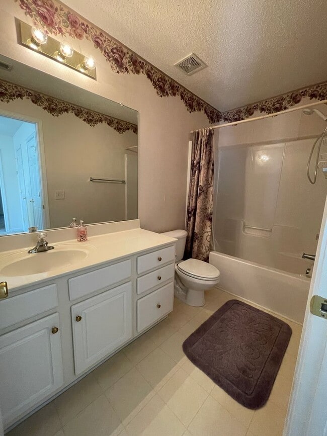 Building Photo - Townhouse with Owner's Suite on main level...