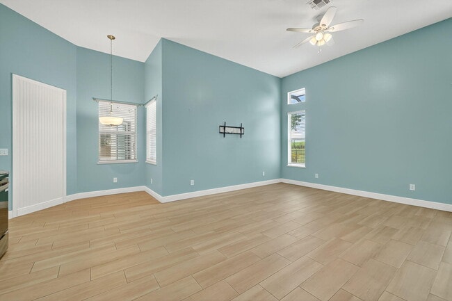 Building Photo - 341 SW Kestor Dr
