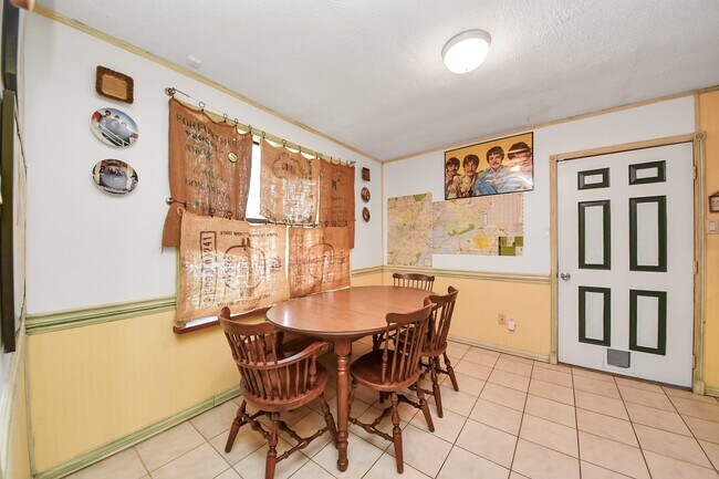 Building Photo - 17018 Water Oak Dr