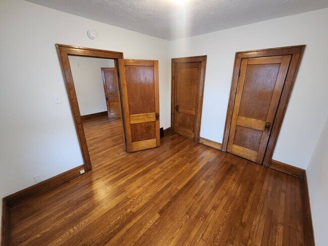 Building Photo - 2033 Robin St