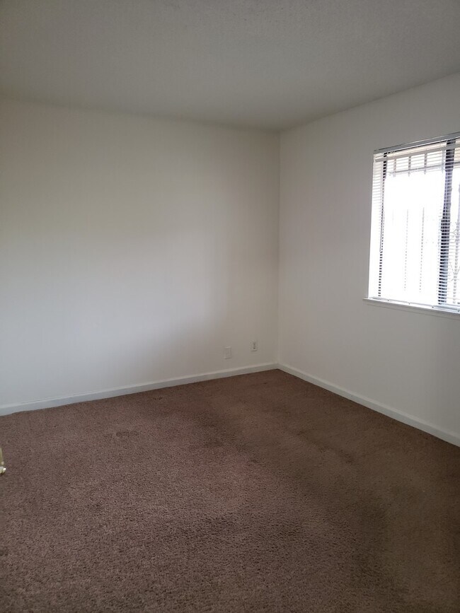 Building Photo - 3 Bed 2 Bath Townhome Close To The Strip!