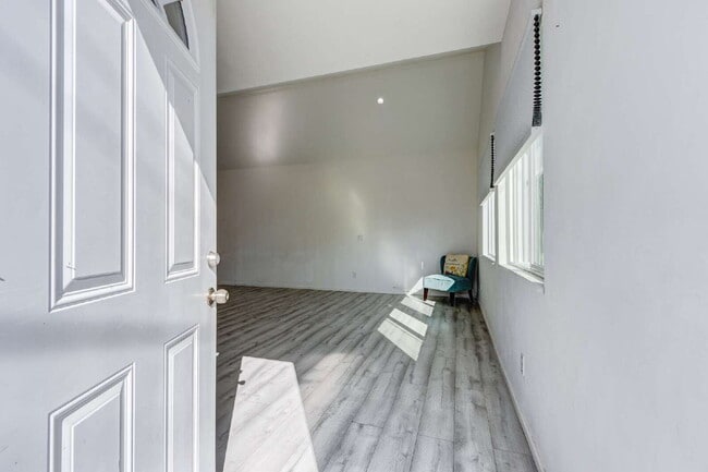 Building Photo - Private Yard Living with Modern Comfort in Costa Mesa