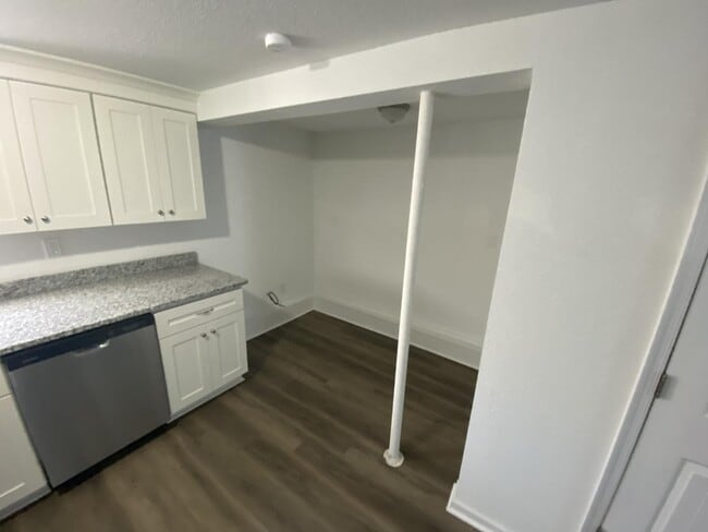 Building Photo - 1237 Lindsay Ave