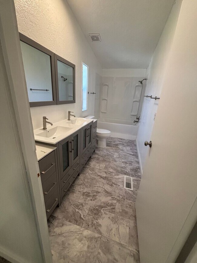 Building Photo - Fully upgraded and remodeled. Coming Soon!