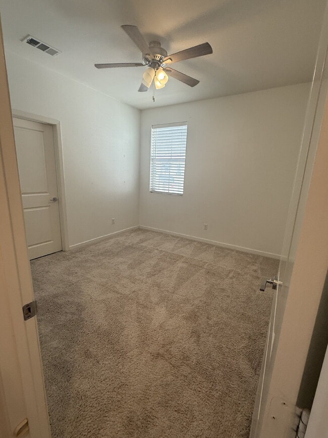 Building Photo - $500 OFF MOVE IN - Must take possession within 14 days.  Located in the desirable Vista Bella com...
