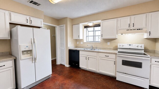 Building Photo - Spacious 3-bedroom, 2-bath rental offering 1,580 square feet in Schertz!