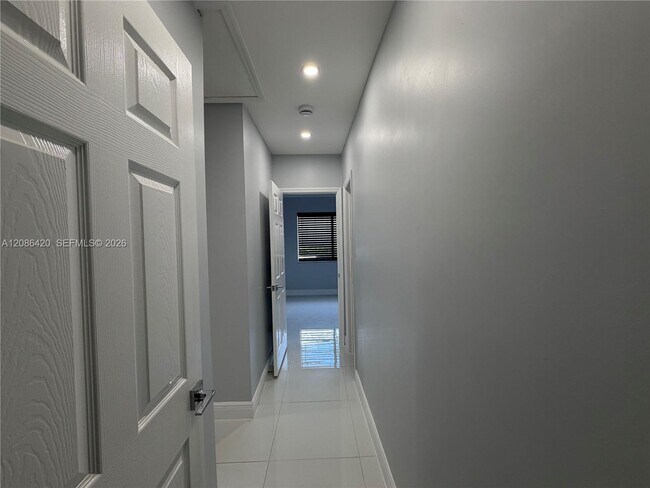 Building Photo - 335 NE 168th St