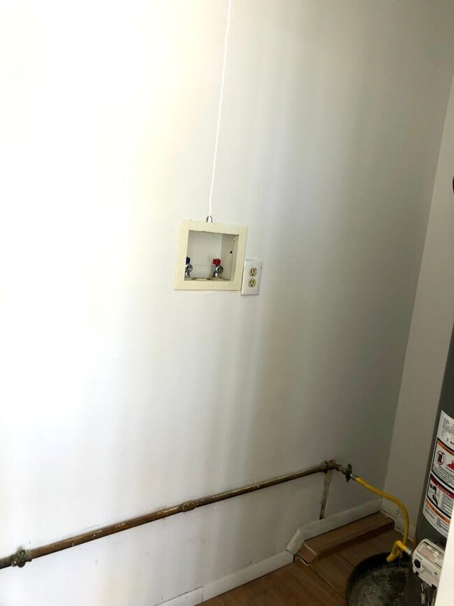 Building Photo - Cute 3 Bedroom Home on Large Fully Fenced Lot!