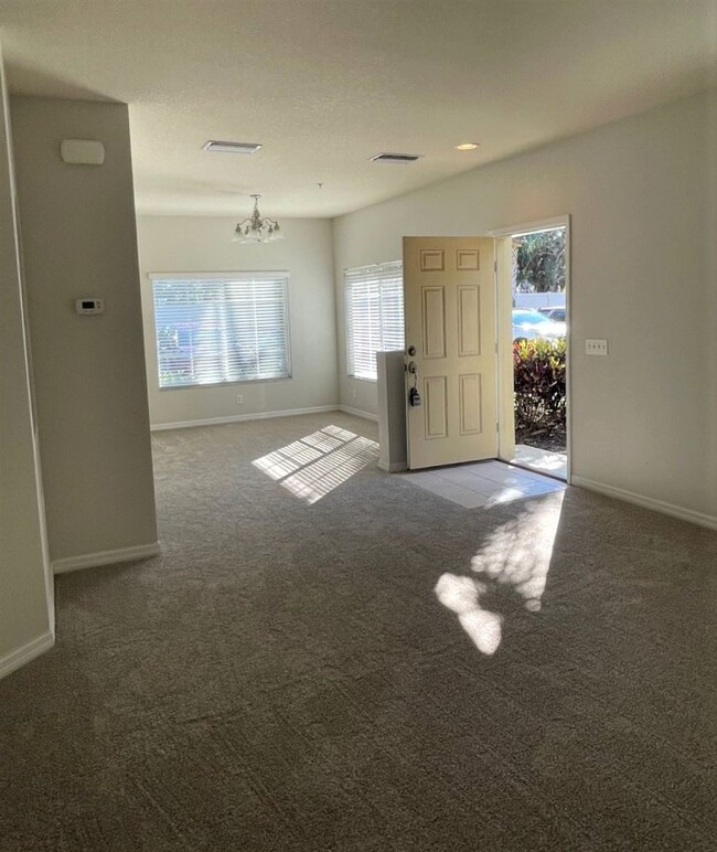 Building Photo - Gorgeous 3 Bedroom 2.5 Bath Townhome in La...