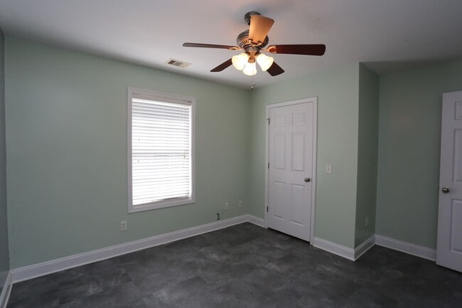 Building Photo - 3 Bedroom House close to Town!