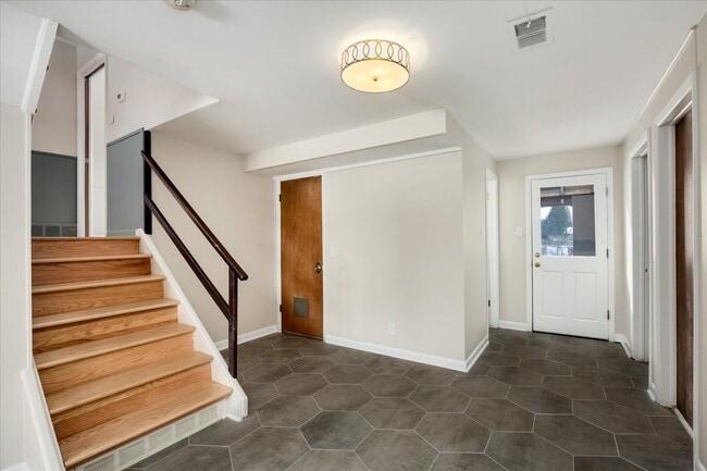 Building Photo - 982 E Briarwood Cir S