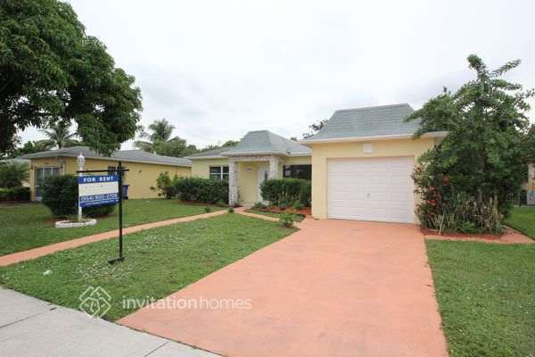 Building Photo - 5365 SW 10th Ct