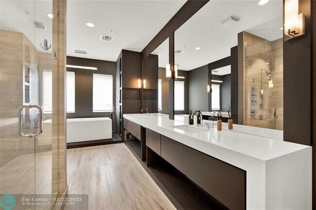 Building Photo - 425 N Ocean Blvd
