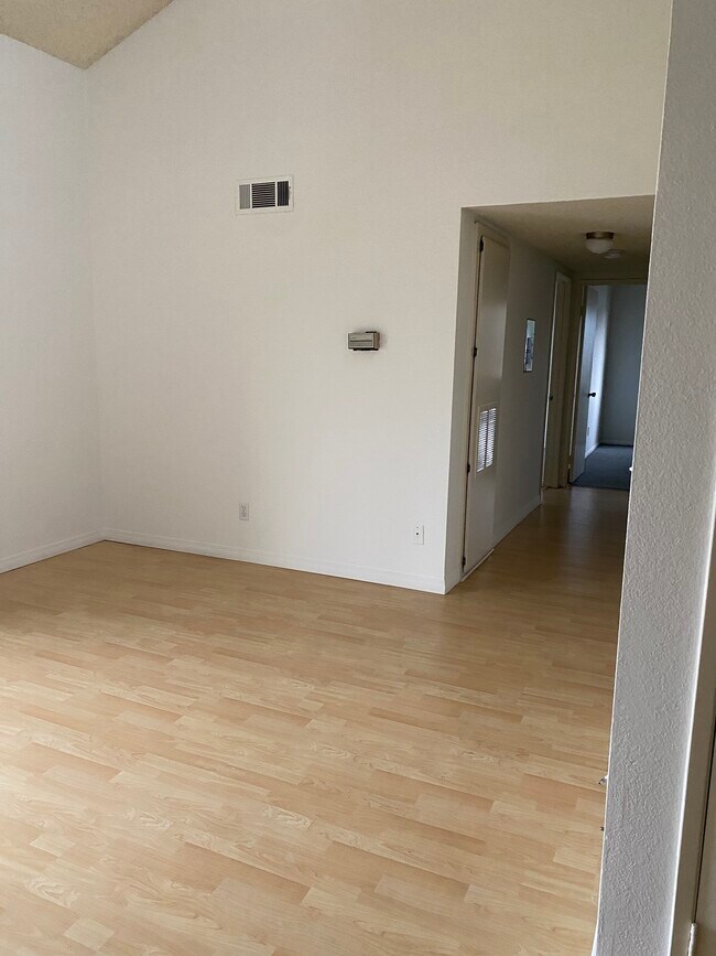 Building Photo - 4225 Del Mar Ave