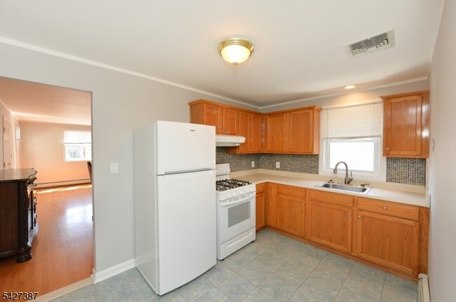 Building Photo - 142 Grand Ave