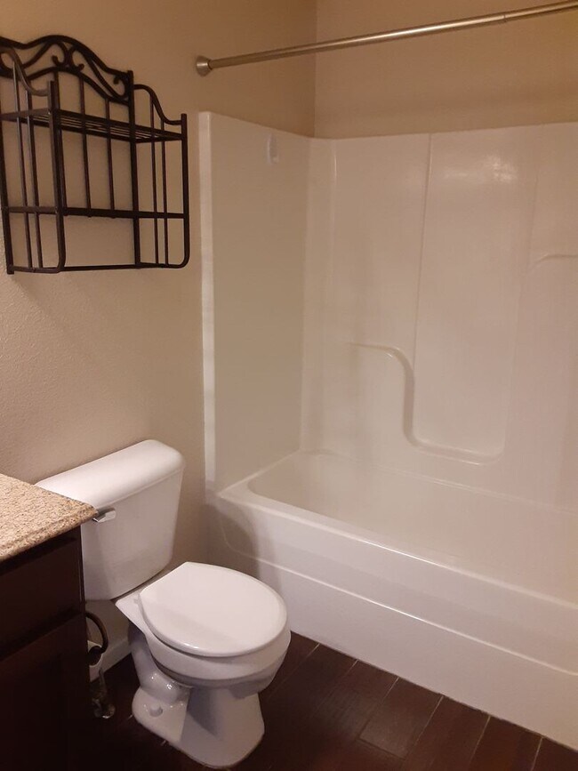 Building Photo - 3 Bedroom, 2 Bath Home with Attached 2-Car...