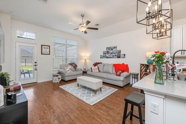 Building Photo - FEB 2026! Beautiful 3/2 Home w/ Huge Backyard in Edgewater!