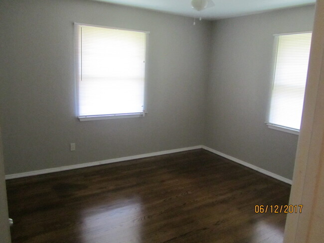 Building Photo - Amazing 3-bed 2-bath Rental in Midwest Cit...