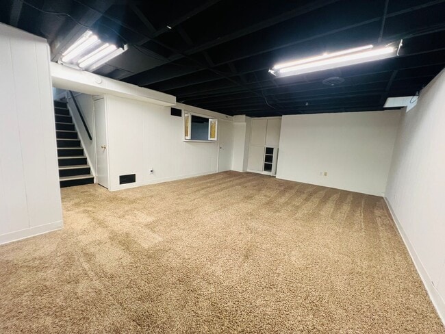 Building Photo - Elegant Kenosha Single Family Home with Chef’s Kitchen and Two-Car Garage