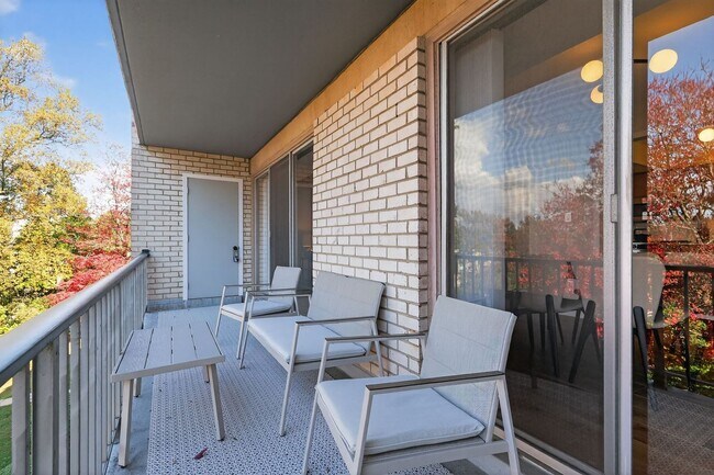 Building Photo - 2 bed 1 bath condo for rent in Rockville