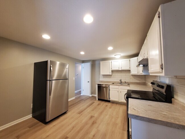 Building Photo - 3760 Ardath Rd