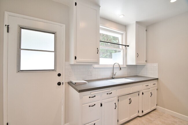 Building Photo - 1336