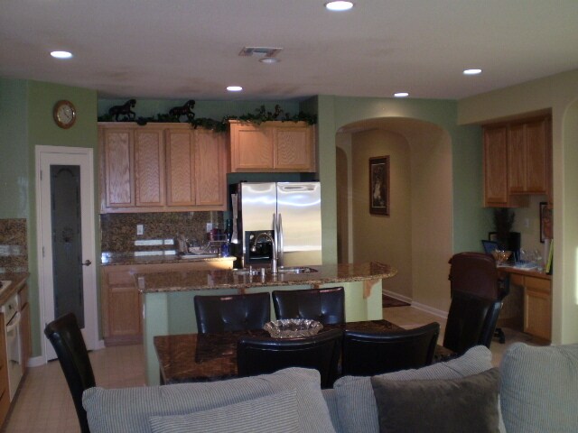 Building Photo - Beautifully Maintained and Upgraded Parkwa...
