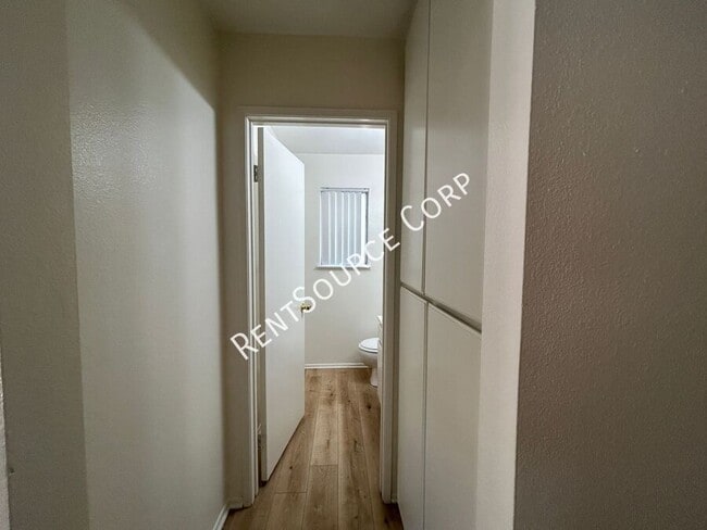 Building Photo - 1304 Kings Rd