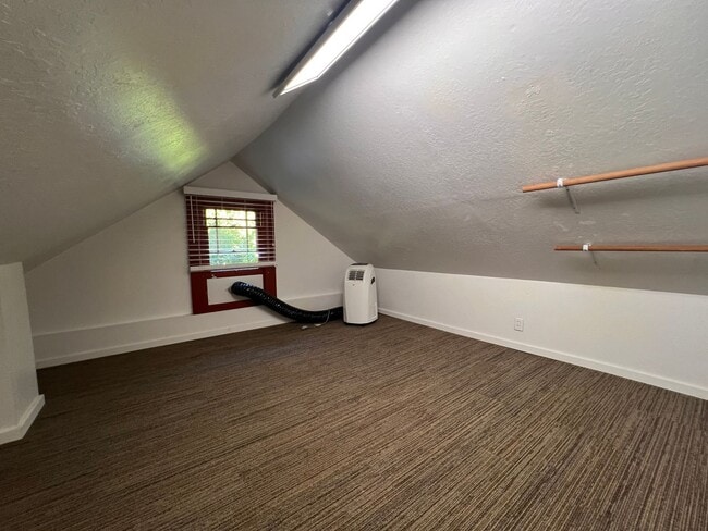 Building Photo - 5BD/2BA Gorgeous Vintage Home
