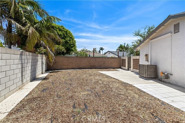 Building Photo - 822 E Borchard Ave