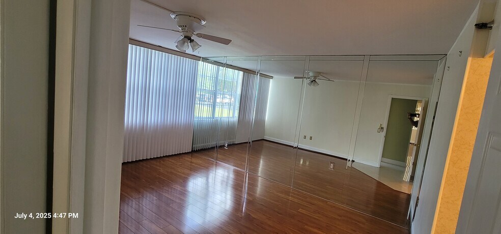 Building Photo - 1300 Saint Charles Pl
