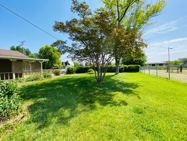 Building Photo - Country Home on a Private Road.