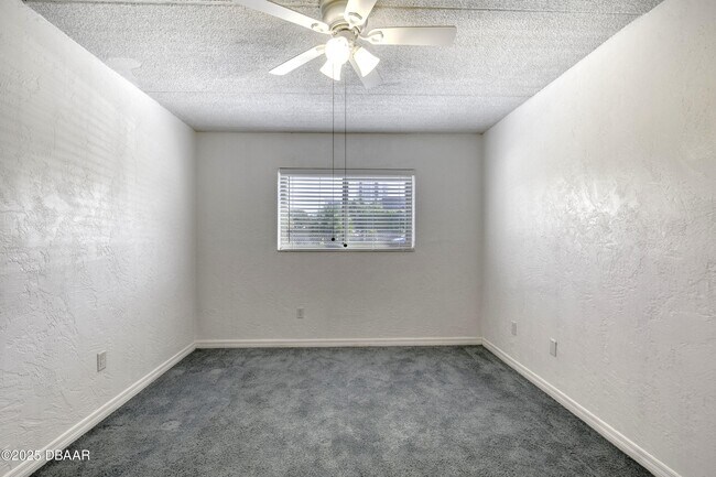 Building Photo - 400 Oakridge Blvd