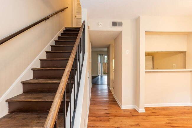 Building Photo - Two Bedroom End Unit Home!