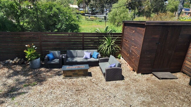 Building Photo - Cozy Craftsman style home!