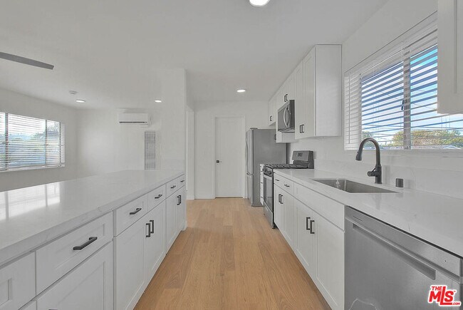 Building Photo - 3701 Coliseum St