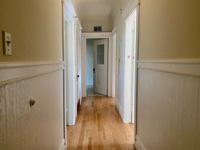 Building Photo - Renovated Top Floor 1BR/1BA. Dual-Pane Bay Windows. Backyard!