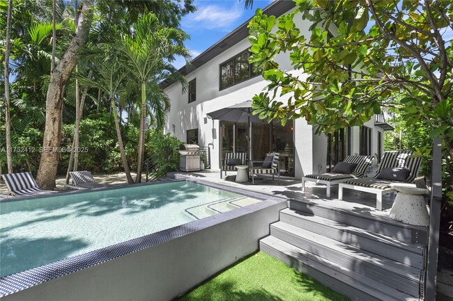 Building Photo - 1210 NE 89th St