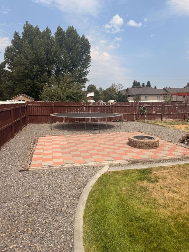 Building Photo - 304 Palomino Dr
