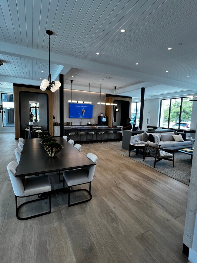 Building Photo - 572 S Biscayne River Dr