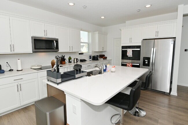 Building Photo - "Spacious 5-Bedroom Retreat with Luxurious Quartz Countertops & Fireplace on Deerberg Drive!"