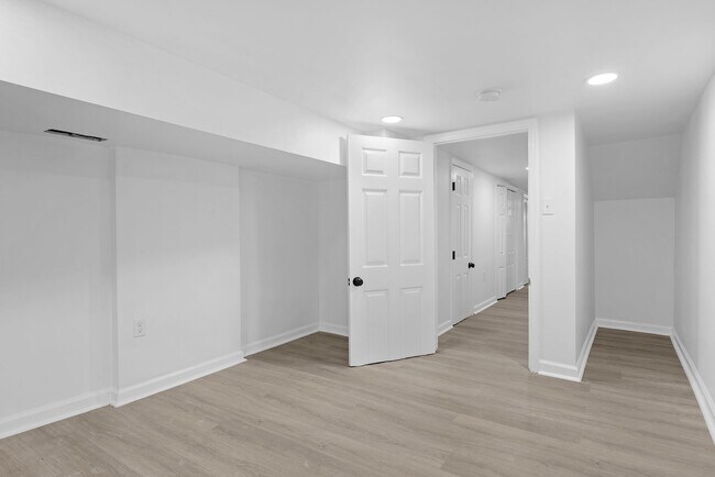 Building Photo - GORGEOUS end unit in Baltimore! 3 Bedrooms 3 Bathrooms Plus a Rec Room!