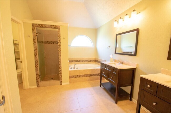 Building Photo - 1309 Rosebrook Dr