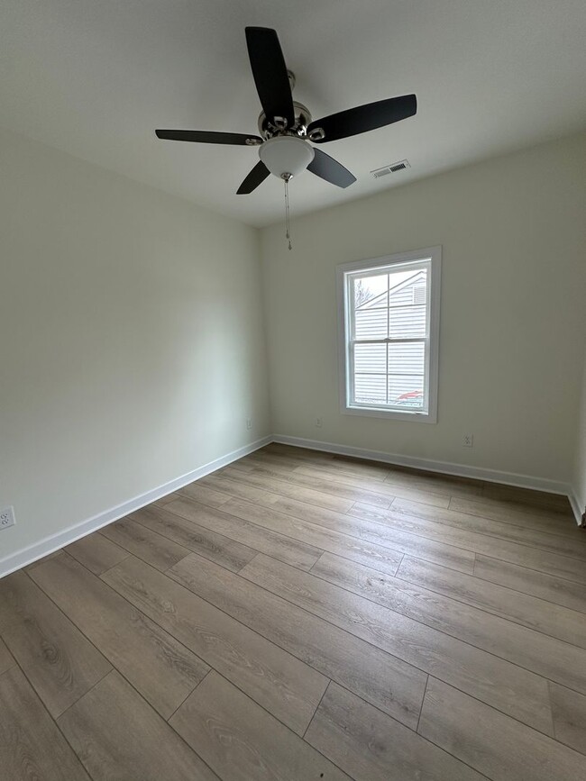 Building Photo - 906 Fort Totten Dr
