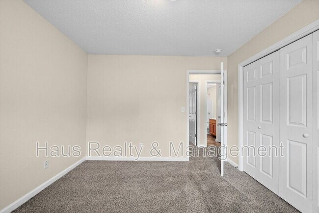 Building Photo - 932 Granny White Rd